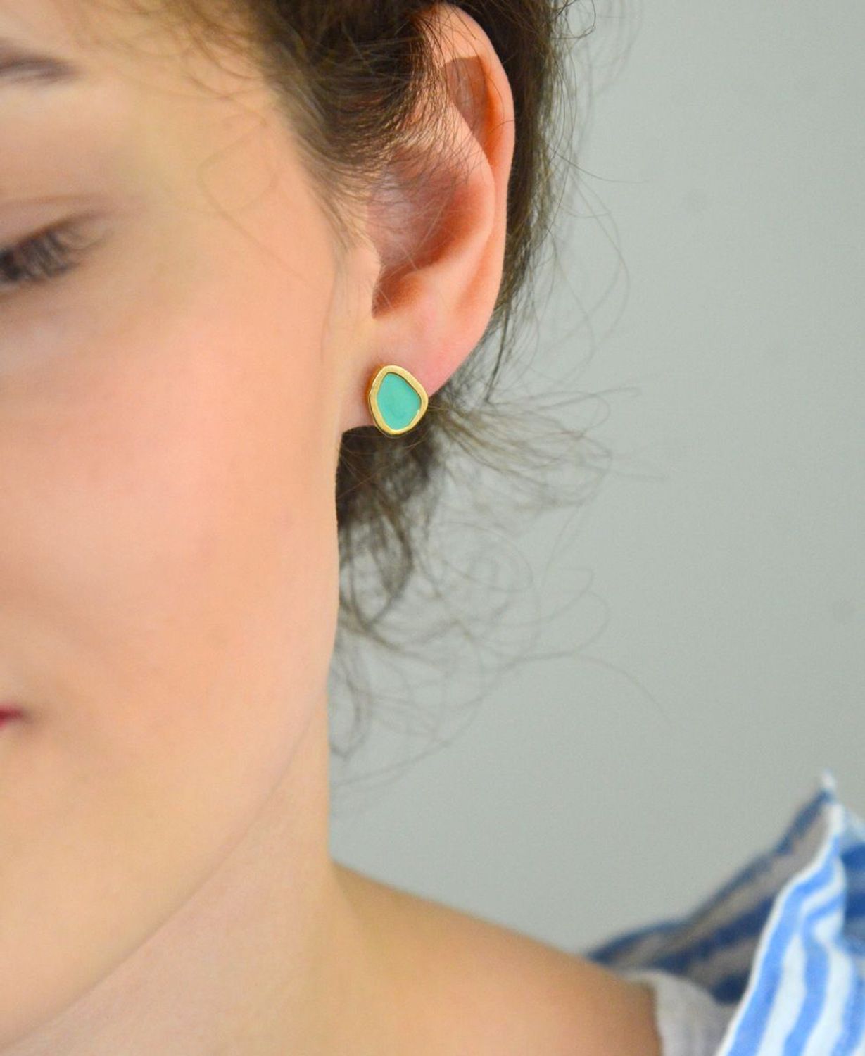 Kolczyki damskie srebrne pozłacane 925 OR RM 24826 – geometryczne kolczyki zdobione turkusową emalią, rozmiar 1,2 x 0,8 cm, zapięcie na sztyft. Stylowe i modne.1.jpg